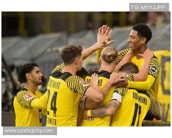 三人滑跪庆祝瞬间震撼全场 足球球星默契展现无与伦比团队精神