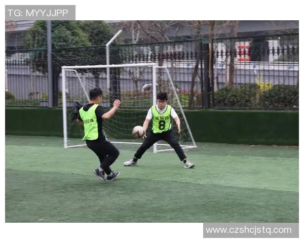 定格绿茵激情瞬间以足球射门姿势球星为中心的震撼画面