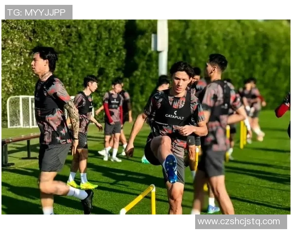 球星亲自送足球鞋给粉丝，背后意义深刻引发球迷热议