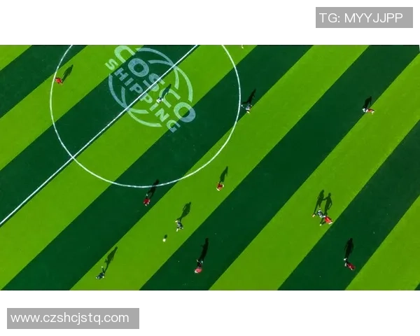 绿茵场上追逐梦想的球星背影展现激情与力量